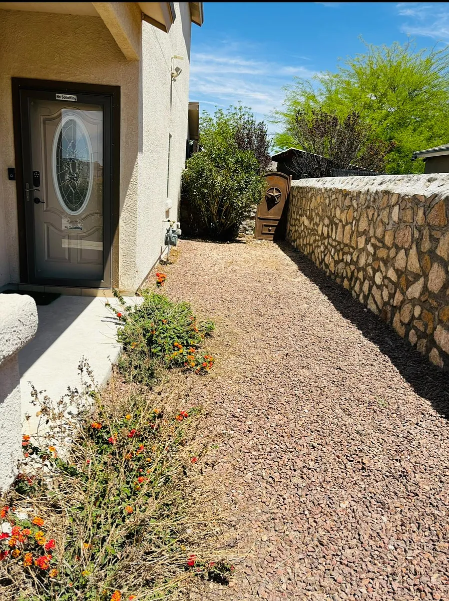 Enclosed side entrance - 3848 Loma Jacinto Dr