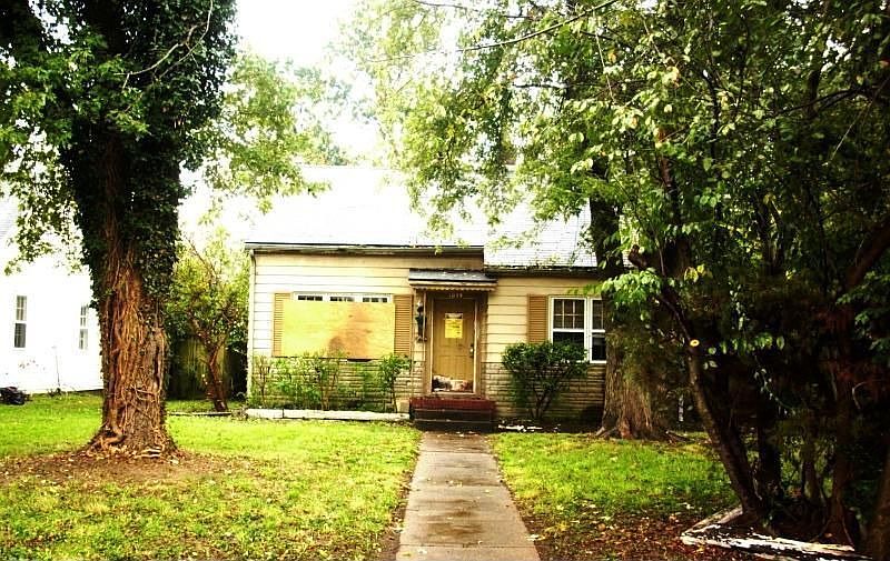 2nd image of 1039 E Gum St