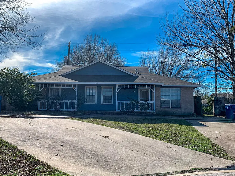 703 Ruth Ct #B — Photo 1