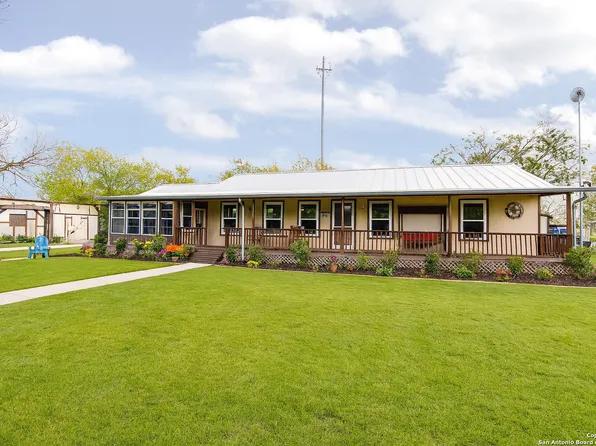 256 county road 5716, Natalia, TX 78059