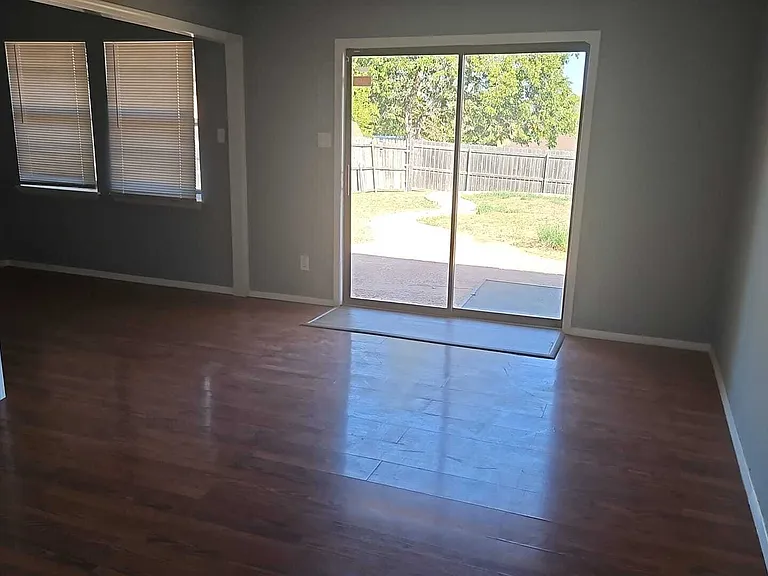 5701 NW Chestnut Ln — Photo 2