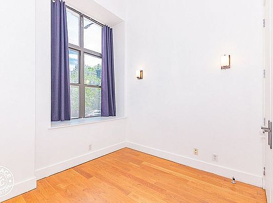 4th image of 943 Willoughby Ave #214