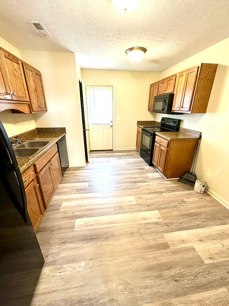 104 Ezra Court - B — Photo 2