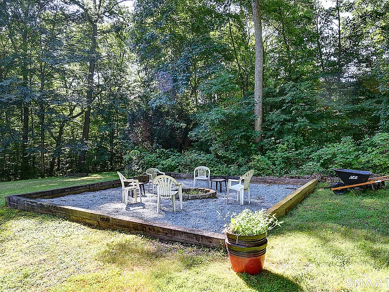 58 Elizabeth Dr — Photo 32