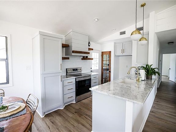 3rd image of 317 Avenue E