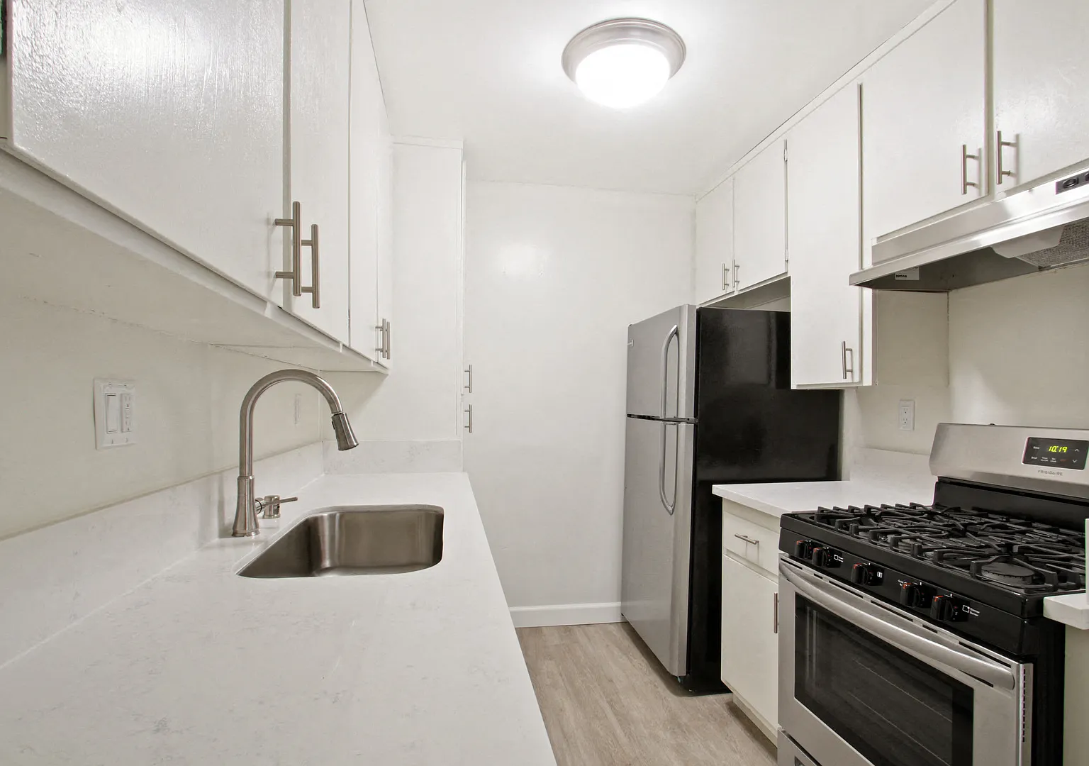 Barry Avenue Apartments — Photo 1