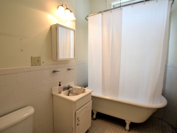 3rd image of 28 Queensberry St APT 12
