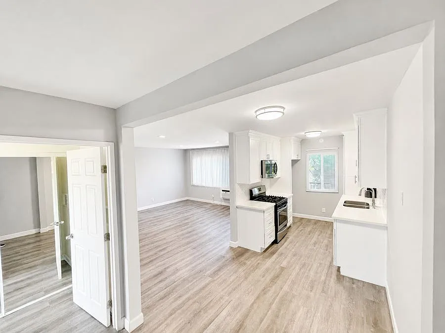8800 Cedros Avenue — Photo 3