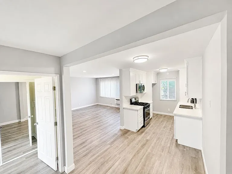 8800 Cedros Ave — Photo 4