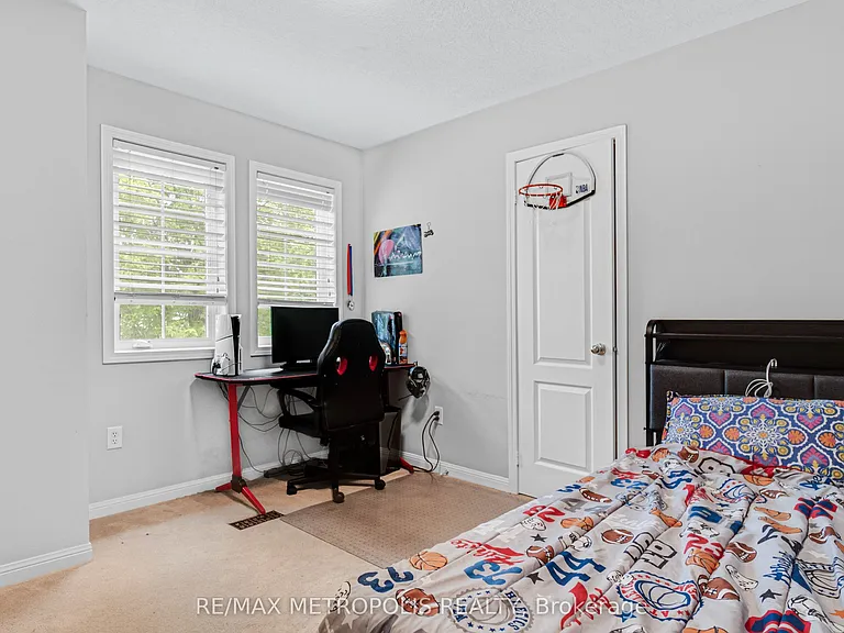 2420 Baintree Cres — Photo 30
