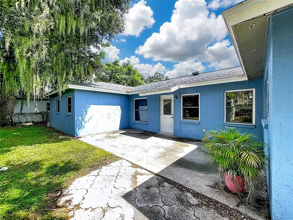 4 bed, 2.0 bath, 1810 sqft, $2,400 — Photo 4