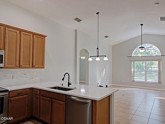 5th image of 117 Gladesdown Ct