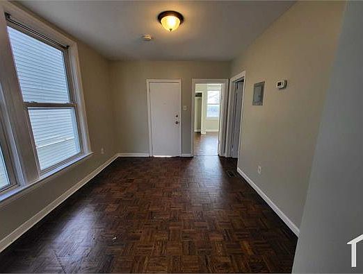 2nd image of 52 Welland Ave APT 2