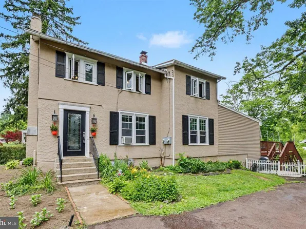 6 Perkiomen Ave, Spring Mount, PA 19473