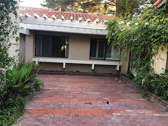 2nd image of 724 Lakeshore Dr