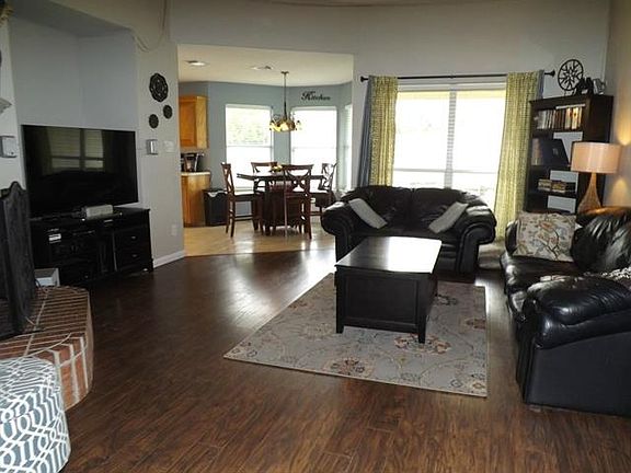 3rd image of 605 Gracie Ln