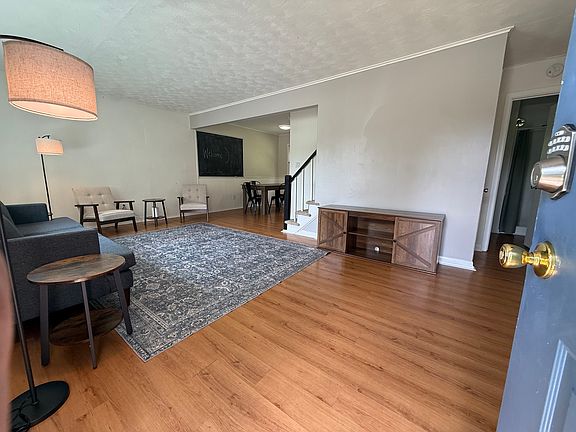 3rd image of 8 Connell Cir