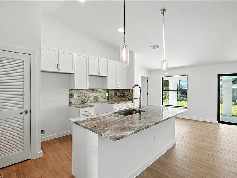 2607 38th St SW — Photo 6