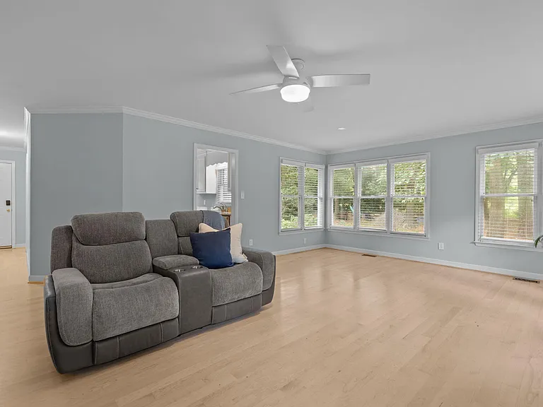 109 Oaklake Ct — Photo 6