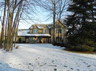 2070 S Woodshire Dr, New Berlin, WI 53151