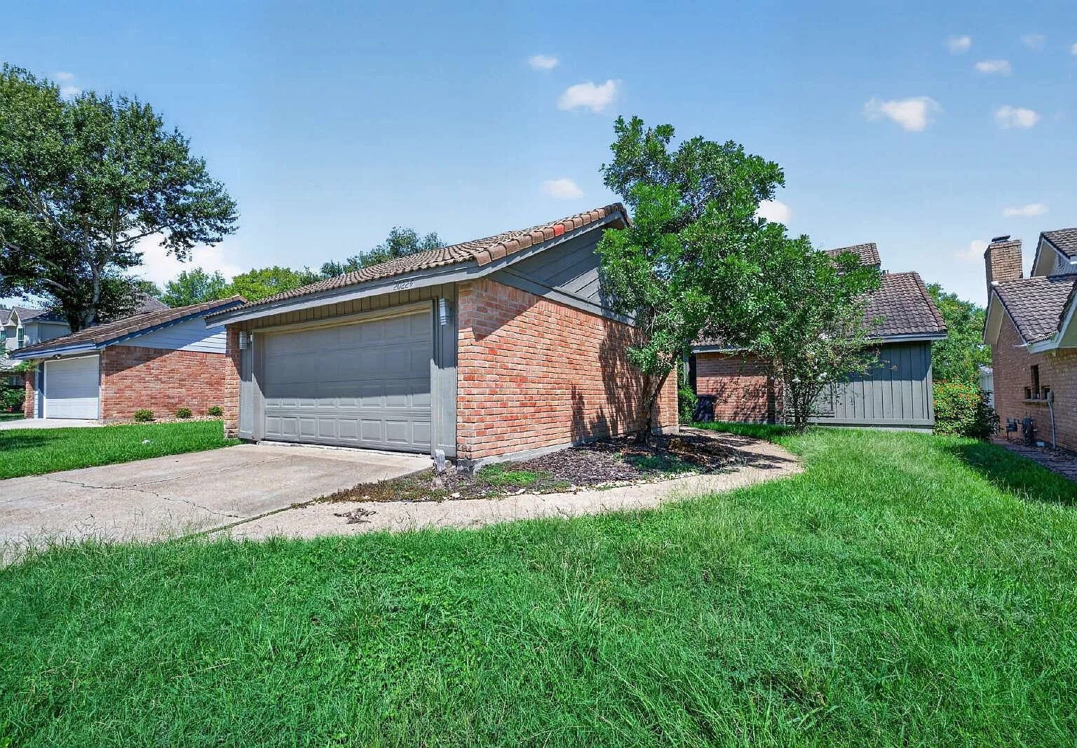 3 bed, 2.5 bath, 2363 sqft, $2,295 — Photo 2