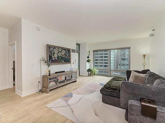 4th image of 160 E Illinois St APT 1405