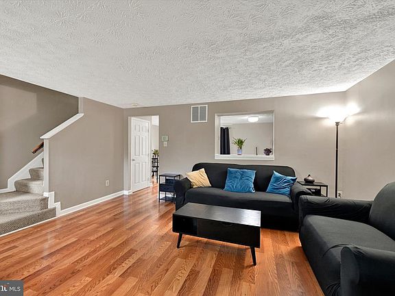 5th image of 39 Rader Ct