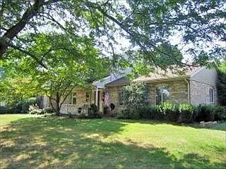 460 Teddy Ave photo 1