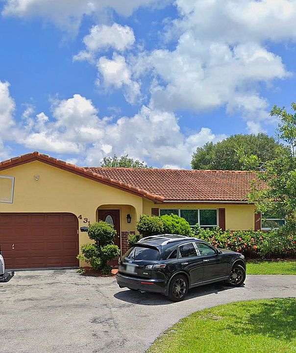 1st image of 4319 NW 76th Ave