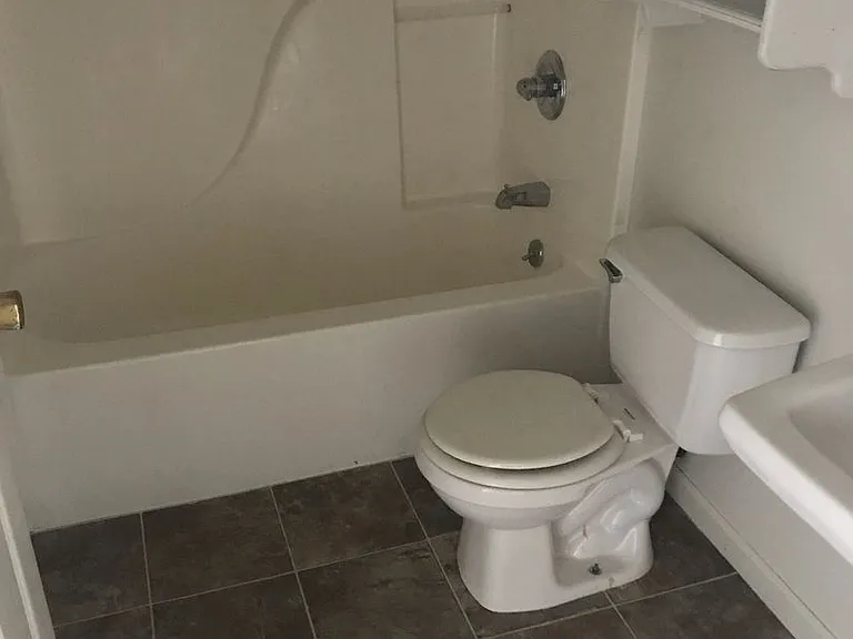 506 S Poplar St — Photo 28