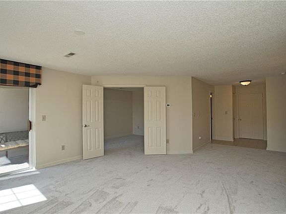 4th image of 200 Fox Hollow Dr APT 304