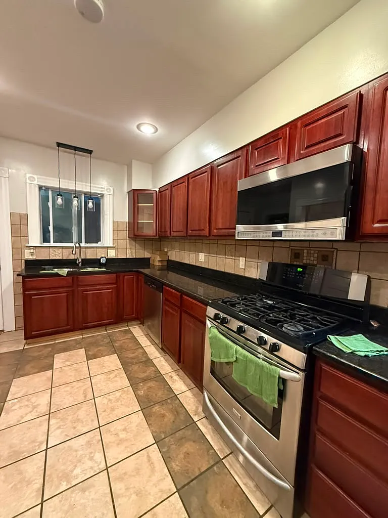 3 bed, 1431 sqft, $2,390 — Photo 3