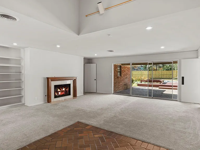365 Piney Point Rd — Photo 7