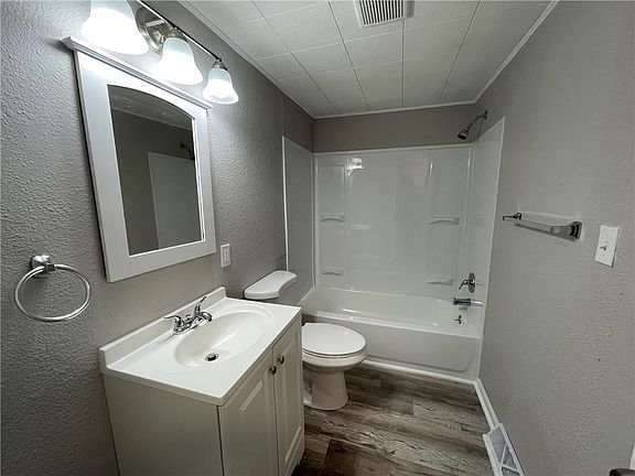 3rd image of 412 N Lincoln St