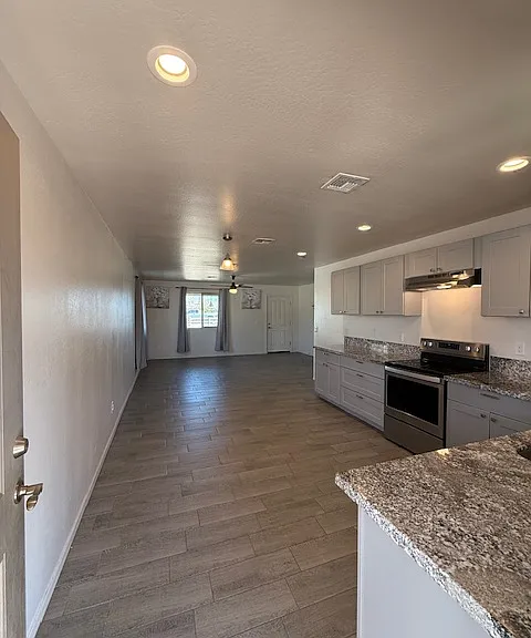 6512 N 59th Dr — Photo 4