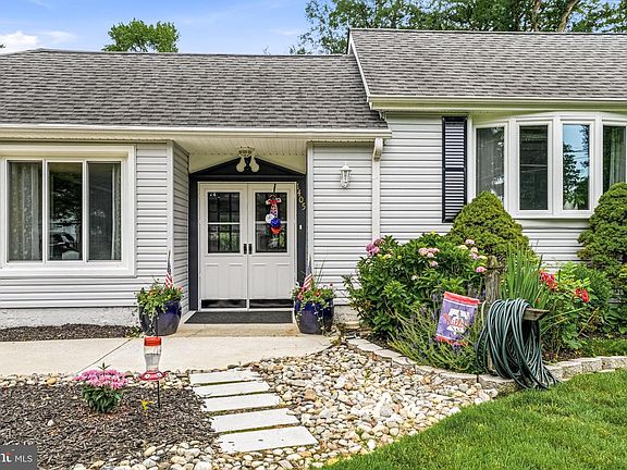 4th image of 1405 Orchard Ln