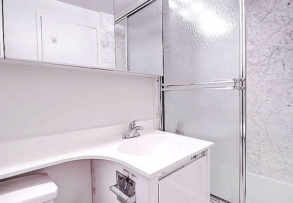 4th image of 131 E 83rd St APT 4D