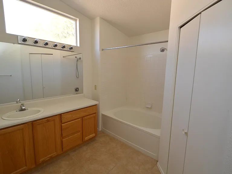 7930 S Danforth Ave — Photo 8