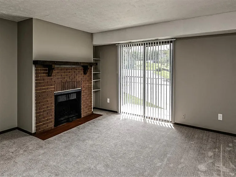 Edgewater Court Apartments — Photo 11