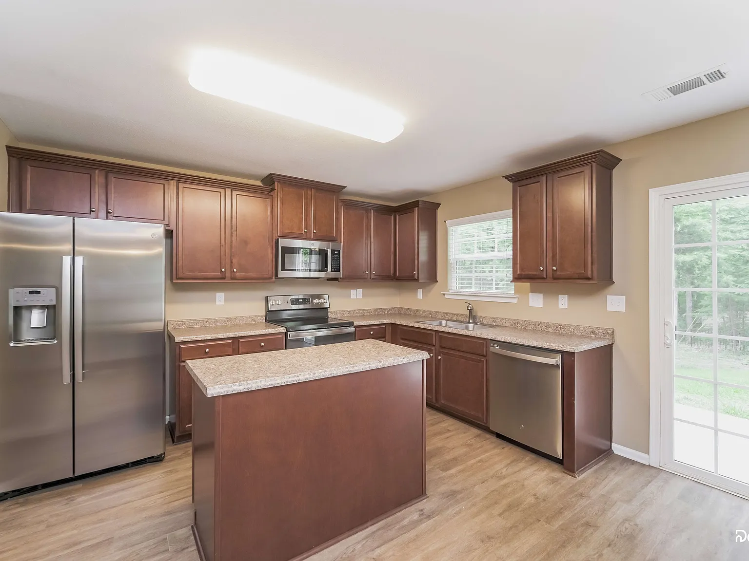4 bed, 2.5 bath, 2264 sqft, $2,290 — Photo 4