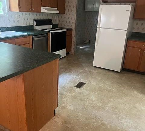 2nd image of 144 River Oak Dr