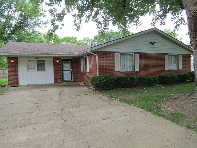 1st image of 2909 E Esther Ln