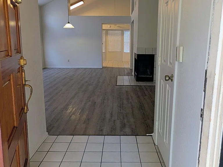 2325 E Lakecrest Dr — Photo 2