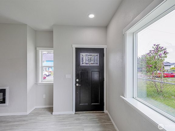 4th image of 934 E 61st Street