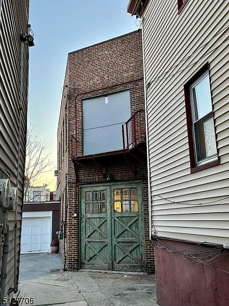 1st image of 411 42nd St