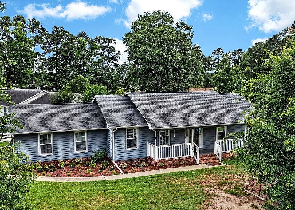 1st image of 105 Pebble Dr.