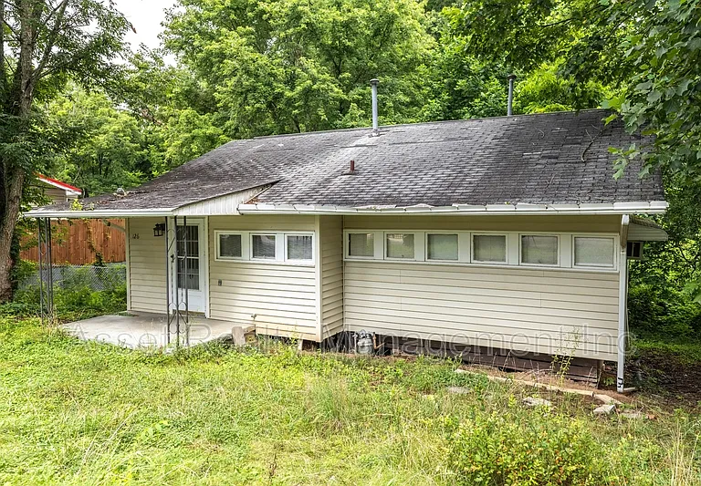 126 Wellington Cir — Photo 4