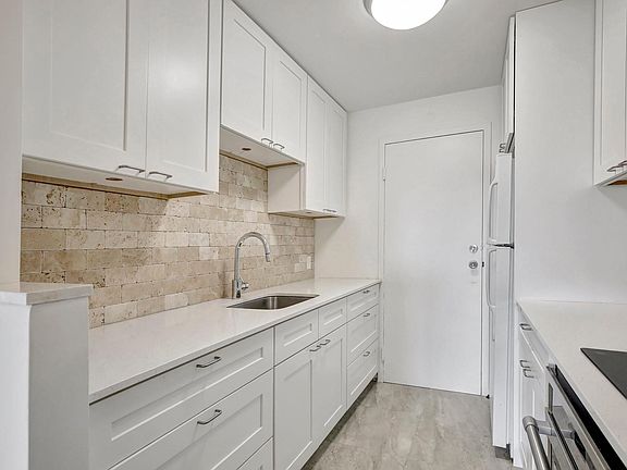 2nd image of 900 NE 18th Avenue #606