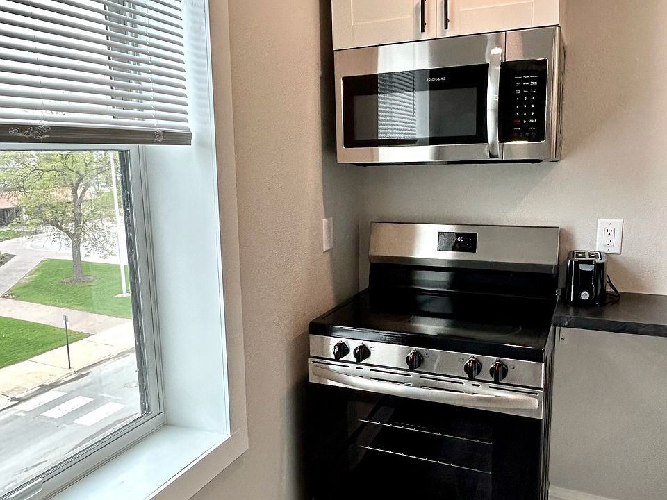 1st image of 204 4th Ave #301