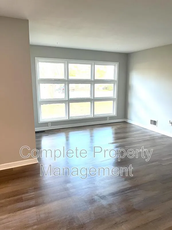 3 bed, 1.0 bath, 1200 sqft, $1,250 — Photo 2